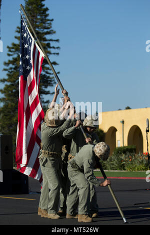 Us-Marines mit Sitz und Service-bataillon reenact Anhebung der Flagge auf Iwo Jima im Marine Corps Recruit Depot San Diego, Calif., 17. Juni 2017. Die Marines wieder die Fahne heben von Iwo Jima das Opfer aller militärischen Mitglieder, serviert zu ehren. (U.S. Marine Corps Foto von Lance Cpl. Jose Gonzalez) Stockfoto