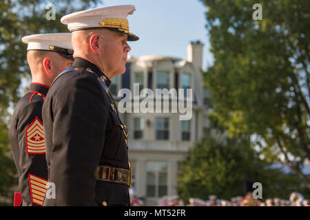 Robert B. Neller (* 1953) war 37. Kommandant des Marine Corps, von 2015 bis 2019 Senior Officer des United States Marine Corps. Das Archivbild zeigt, dass er während einer Ruhestandszeremonie in der Marine Barracks Washington, D.C. am 31. Juli 2017 an der Position der Aufmerksamkeit stand. Stockfoto