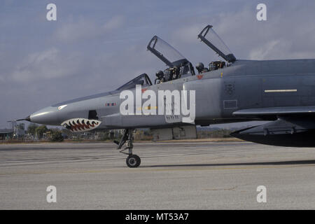 RF-4C Phantom II, 65-0833, der die 117 taktische Reconnissance Kotflügel/106th Tactical Reconnaissance Squadron, Alabama Air National Guard mit Desert Storm Abzeichen. Hinweis das Kamel Silhouetten auf den Einlaß splitter Platte und bunten shark Mund auf die Nase gemalt. Diese "Recce Rebel 'Phantom war an seiner Heimatbasis in Birmingham, Al. Kurz nach returing aus dem Nahen Osten fotografiert. Mit freundlicher Genehmigung Foto/Greg L. Davis, Luftfahrt Fotojournalist Stockfoto