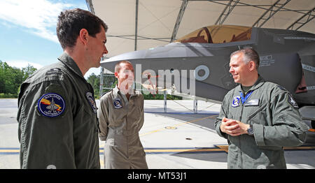 (Von links nach rechts) British Navy Pilot Royal Navy Pilot Leutnant Hux, RAF Mechanical Engineer Corporal Ads und RAF Wing Commander Scott Williams stehen neben einer RAF F35 B Variante auf dem Beaufort US Marines Air Base in Beaufort Savannah, USA. Stockfoto