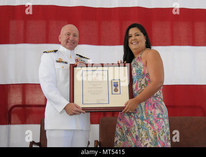 JACKSONVILLE, Fla. (20 Juli 2017) Ehemalige Flotte Bereitschaft Zentrum Südost Kommandierender Offizier Chuck Stuart präsentiert Human Resources Director Brenda Mick-Mc Mahan mit einer verdienstvollen Zivildienst Award auf der FRCSE Ändern des Befehls Zeremonie am 20. Juli. (U.S. Marine Foto von Victor Pitts/Freigegeben) Stockfoto