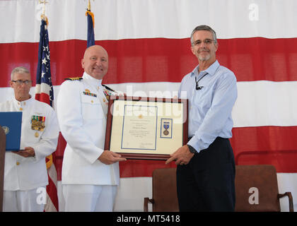 JACKSONVILLE, Fla. (20 Juli 2017) Ehemalige Flotte Bereitschaft Zentrum Südost Kommandierender Offizier Chuck Stuart präsentiert F/A-18 Integrated Product Team Lead Monty Pearce mit einer verdienstvollen Zivildienst Award auf der Anlage ändern des Befehls Zeremonie am 20. Juli. (U.S. Marine Foto von Victor Pitts/Freigegeben) Stockfoto