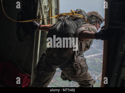 Staff Sgt. Justin Bender, 374 Operations Support Squadron überleben, Steuerhinterziehung, Widerstand und Flucht Spezialist, führt eine visuelle Bestätigung über Yokota Air Base, Japan, 28. Juli 2017, während eine statische Zeile zu springen. Yokota sere Spezialisten führen regelmäßige springen Ausbildung qualifizierter zu bleiben und Mission bereit. (U.S. Air Force Foto von Yasuo Osakabe) Stockfoto