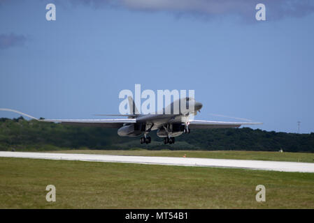 A B-1B Lancer Flugzeuge zugeordnet zu den 9 Expeditionary Bomb Squadron, pilotiert von Generalleutnant Kenneth S. Wilsbach, 11 Air Force Commander, bereitet zu landen, 2. Juni 2017, auf Anderesen Air Force Base, Guam. Wilsbach besucht Guam mit Flieger und Führer von Andersen AFB und Naval Base Guam zu interagieren. (U.S. Air Force Foto von Airman 1st Class Gerald R. Willis) Stockfoto