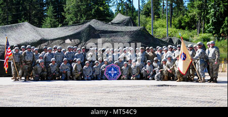 Die 364 Expeditionary Sustainment Command (ESC) unterstützt die 593Rd ESC während des gemeinsamen Betrieb Talisman Sabre 17, auf einer gemeinsamen Basis Lewis McChord als Teil ihrer jährlichen Übung. Stockfoto