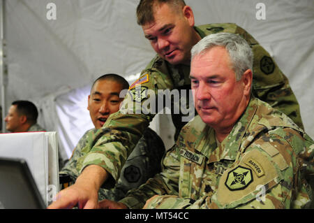 Oberstleutnant Paul A. Robinson, Maj. Patrick Anderson, und Kapitän James I. Maeng, der 364 Expeditionary Sustainment Command (ESC) Die 593Rd ESC während des gemeinsamen Betrieb Talisman Sabre 17, auf einer gemeinsamen Basis Lewis McChord, Tacoma, Washington unterstützt als Teil ihrer jährlichen Übung. Stockfoto