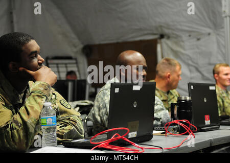 Leutnant Derrell Spencer der 364 Expeditionary Sustainment Command (ESC) unterstützt die 593Rd ESC während des gemeinsamen Betrieb Talisman Sabre 17, auf einer gemeinsamen Basis Lewis McChord als Teil ihrer jährlichen Übung. Stockfoto