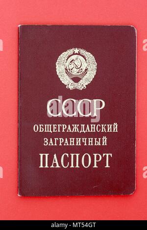 1980er/90er Jahre CCCP/UDSSR/sowjetischen/russischen Pass zu einer Bürgerin ausgestellt. Stockfoto