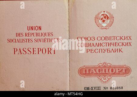 1980er/90er Jahre CCCP/UDSSR/sowjetischen/russischen Pass zu einer Bürgerin ausgestellt. Stockfoto