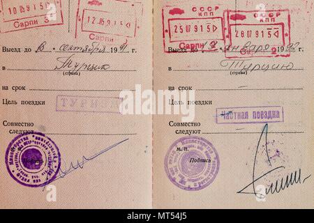 1980er/1990er CCCP/UdSSR/sowjetischer/russischer Pass, ausgestellt für eine weibliche Staatsbürgerin. Stockfoto