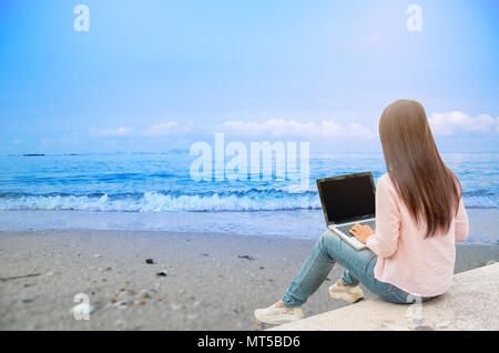 Schöne wirtschaft Frau mit Iphone Ipad während der Arbeit mit dem Laptop und lesen Bericht, Diagramme, Schaubilder, Dokument bei der Arbeit. Business woman nicht Stockfoto