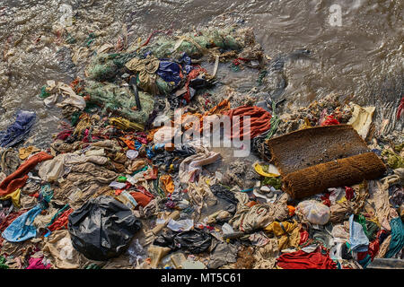 Top Shot von stark verschmutzten Meer Wasser neben dem Gateway of India in Mumbai. Stockfoto