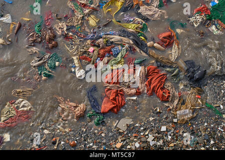 Top Shot von stark verschmutzten Meer Wasser neben dem Gateway of India in Mumbai. Stockfoto