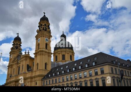 Seitliche Sicht auf die schöne Theatinerkirche am Odeonsplatz in München in Deutschland Stockfoto