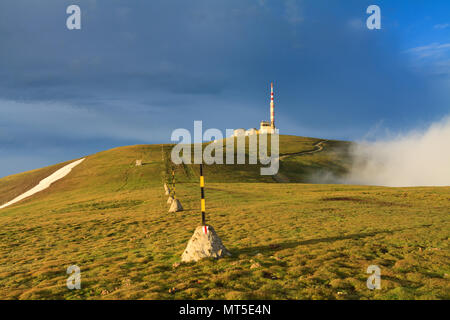 Botev Peak mit Fernsehturm, Funkturm und Wetterstation. Stara Planina, Central Balkan National Park, Bulgarien. Stockfoto