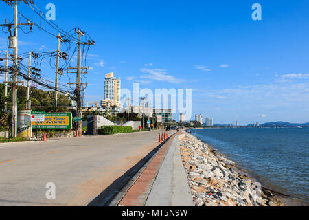 PATTAYA - 11. Oktober: Das Gebäude und die Küste Straße in Tag Zeit auf Oktober 11,2014 in Pattaya, Thailand. Pattaya City ist berühmt über Strand und Nacht Stockfoto