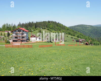 SALMOPOL, POLEN MAI 2018: Haus in der Landschaft Landschaften von Grasbewachsenen Gelände und Wald an Beskiden Sortiment im europäischen Pass, grüne Pflanzen ein Stockfoto