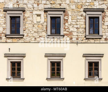 Renovierte Fassade eines mittelalterlichen Haus. Das Erdgeschoss ist ein Pflaster. Die erste Etage ist die Mauern von Kalkstein. Altstadt. Tschenstochau, Polen. Stockfoto