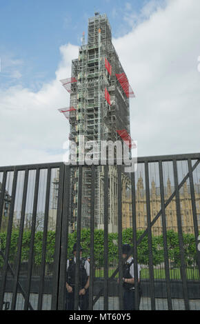 Big Ben clock von Gerüsten während Erhaltung Werke in den Houses of Parliament, London, England, UK abgedeckt Stockfoto