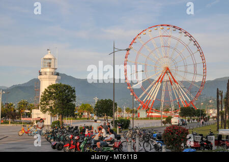 Riesenrad im Park der Wunder auf dem Damm. Batumi, Georgien Stockfoto