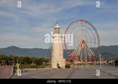 Riesenrad im Park der Wunder auf dem Damm. Batumi, Georgien Stockfoto