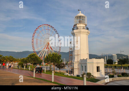 Riesenrad im Park der Wunder auf dem Damm. Batumi, Georgien Stockfoto