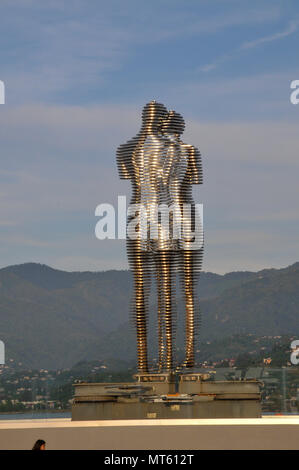 Ein sich bewegendes Metall Skulptur von georgischen Bildhauer Tamara Kvesitadze im Jahr 2007 geschaffen, mit dem Titel der Mann und die Frau oder Ali und Nino, Batumi, Georgien Stockfoto