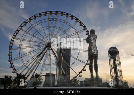 Riesenrad und die alphabetische Turm einer 130 Meter hohen Struktur in Batumi, Georgien. Stockfoto