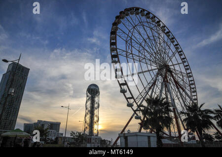 Riesenrad und die alphabetische Turm einer 130 Meter hohen Struktur in Batumi, Georgien. Stockfoto