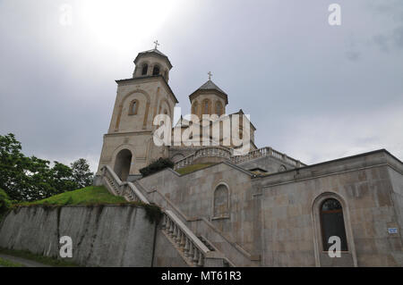 Kloster der Heiligen Dreifaltigkeit in Adscharien, Georgien mit Blick auf die Stadt Batumi Stockfoto