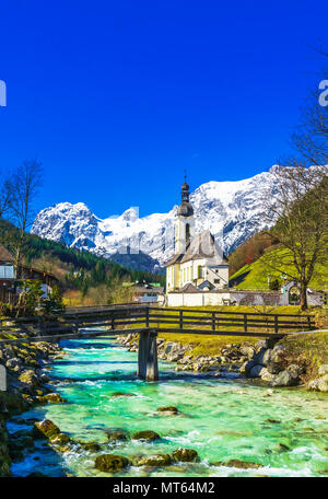Blick auf die Kirche St. Sebastian mit Dorf Ramsau in den bayerischen Alpen. Stockfoto