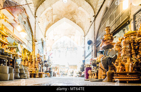 Blick auf Kupfer Kunsthandwerk auf dem Basar von isfahan - Iran Stockfoto