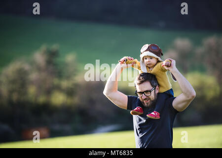 Ein Vater mit seinem Kind Tochter außerhalb im Frühjahr die Natur. Stockfoto