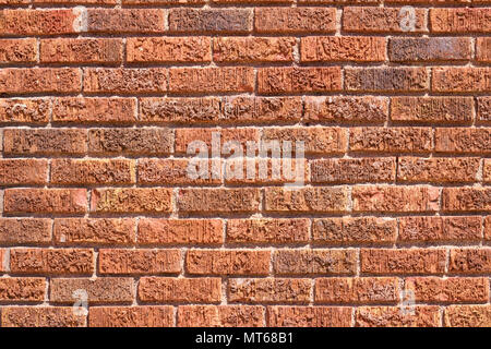 Nahaufnahme eines alten Vintage texturierte Wand Hintergrund mit rotbraunen Ziegeln in traditionellen laufende Anleihe Muster Stockfoto