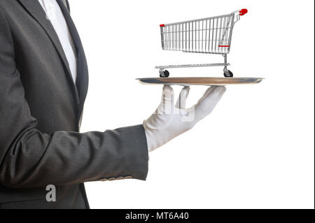 Shopping Luxus Service Konzept. Kellner, die eine silberne Schüssel mit einem leeren Einkaufswagen, auf weißem Hintergrund. 3D-Darstellung Stockfoto