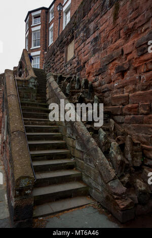 Alte sone Schritte auf der Stadtmauer von Chester, England, UK. Stockfoto