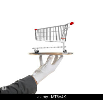 Shopping Luxus Service Konzept. Behandschuhte hand mit einem Silbertablett mit einem leeren Einkaufswagen, auf weißem Hintergrund. 3D-Darstellung Stockfoto