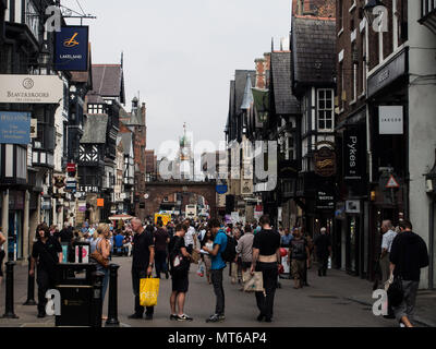 Überfüllte Eastgate Street vom Eastgate clock in Chester, England, UK gesehen. Stockfoto