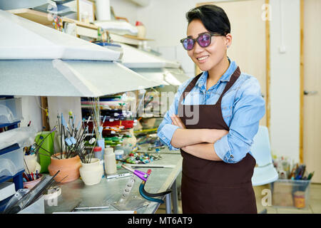 Erfolgreiche asiatische Künstler in Werkstatt Stockfoto