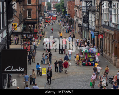 Überfüllte Eastgate Street vom Eastgate clock in Chester, England, UK gesehen. Stockfoto