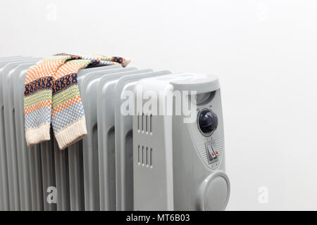 Ölheizung trocknen Paar hellbraune Socken auf weißem Hintergrund Stockfoto