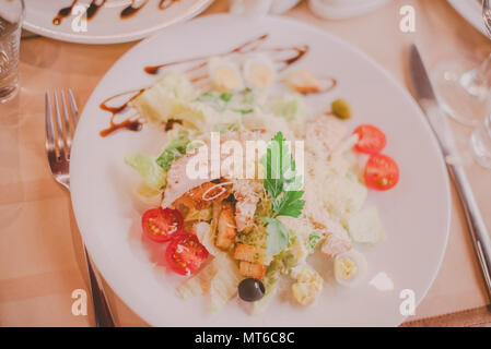 Der Caesar Salat vorbereitet auf das klassische Rezept Stockfoto