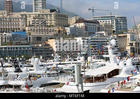 Monte Carlo, Monaco - 24. Mai 2018: Viele Luxuriöse Yachten vor Anker im Hafen Port Hercule, Architektur von Gebäuden und Wolkenkratzern im Hintergrund. Erfüllungsrisiken Stockfoto