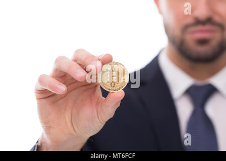 Geschäftsmann holding Bitcoin auf Weiß, Tiefenschärfe isoliert, Nahaufnahme Stockfoto