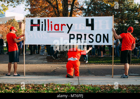 Anhänger warten Sie vor Zorn Arena in Eau Claire, Wisconsin Präsidentschaftskandidaten Donald Trump zu sehen sprechen bei einer Rallye, 1. November 2016 Stockfoto