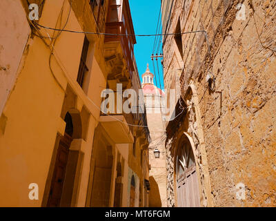 Schmale Straße am Mittelmeer Gozo, Malta, EU Stockfoto