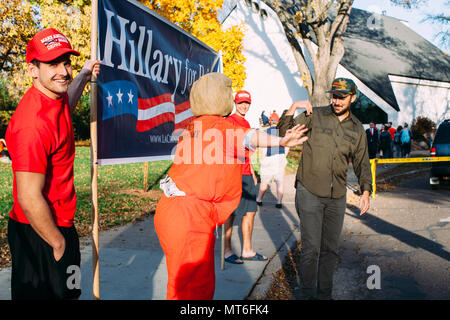 Anhänger warten Sie vor Zorn Arena in Eau Claire, Wisconsin Präsidentschaftskandidaten Donald Trump zu sehen sprechen bei einer Rallye, 1. November 2016 Stockfoto