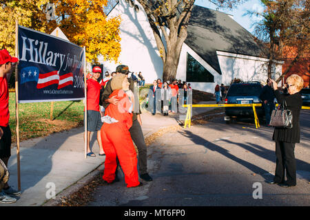 Anhänger warten Sie vor Zorn Arena in Eau Claire, Wisconsin Präsidentschaftskandidaten Donald Trump zu sehen sprechen bei einer Rallye, 1. November 2016 Stockfoto