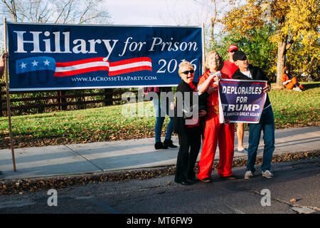 Anhänger warten Sie vor Zorn Arena in Eau Claire, Wisconsin Präsidentschaftskandidaten Donald Trump zu sehen sprechen bei einer Rallye, 1. November 2016 Stockfoto