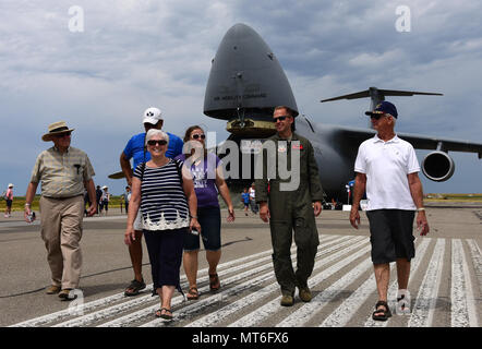 MQ-1 Predator ist ein unbemanntes Luftfahrzeug, das von General Atomics Aeronautical Systems für Aufklärungsoperationen der United States Air Force gebaut wurde. Das Archivbild zeigt einen Piloten des 432. Flügels, der auf der Lethbridge International Airshow in Alberta, Kanada, eintraf, wo die MQ-1-Plattform während der Veranstaltung 2017 vertreten war. Stockfoto
